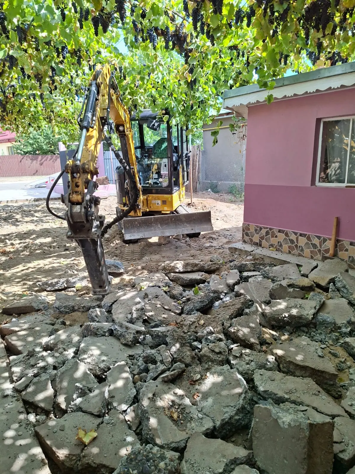 Resturi de beton sparte și pregătite pentru încărcare și evacuare de pe șantier.