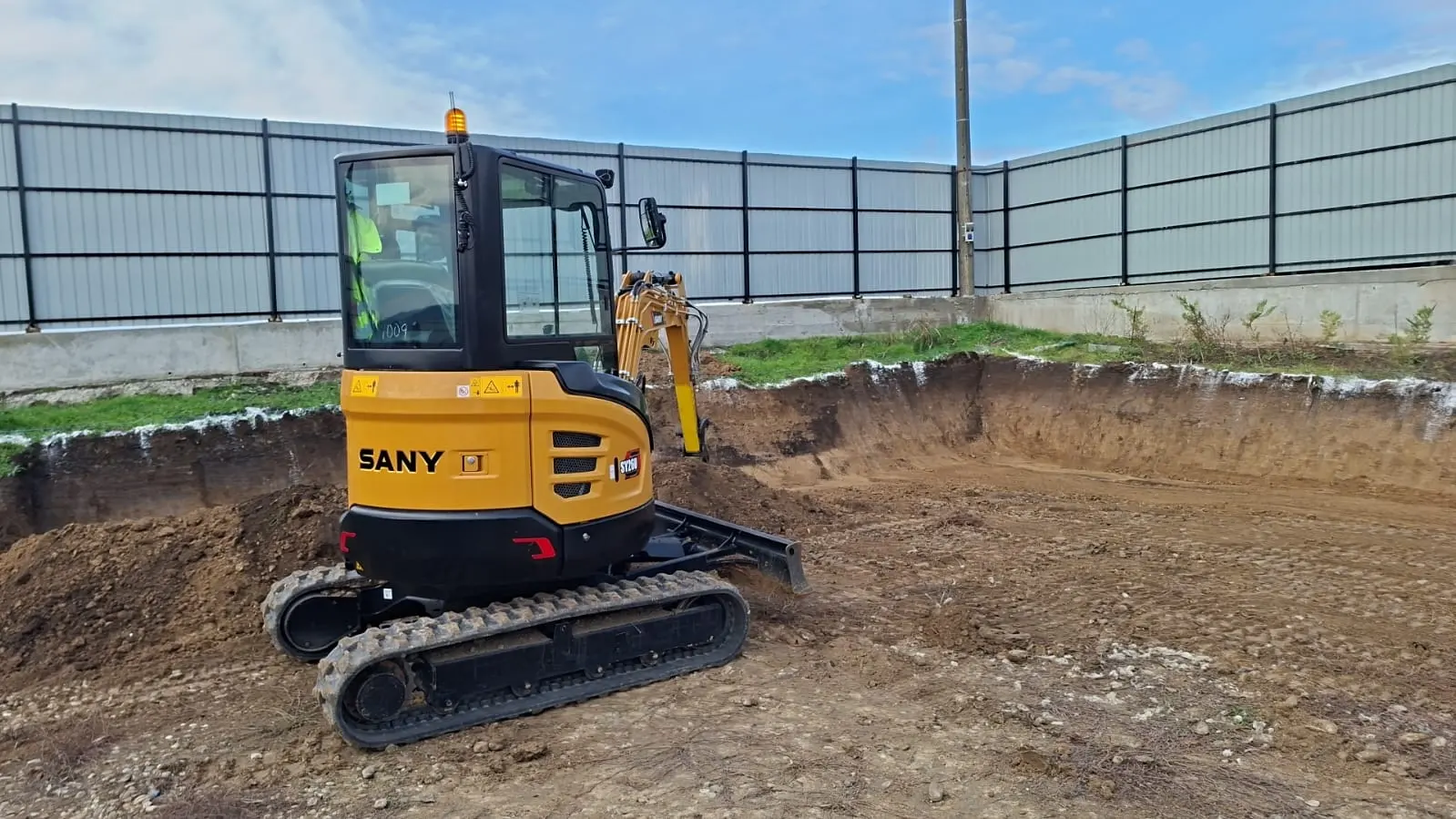 Platformă de teren nivelată, pregătită pentru construcție sau amenajare.
