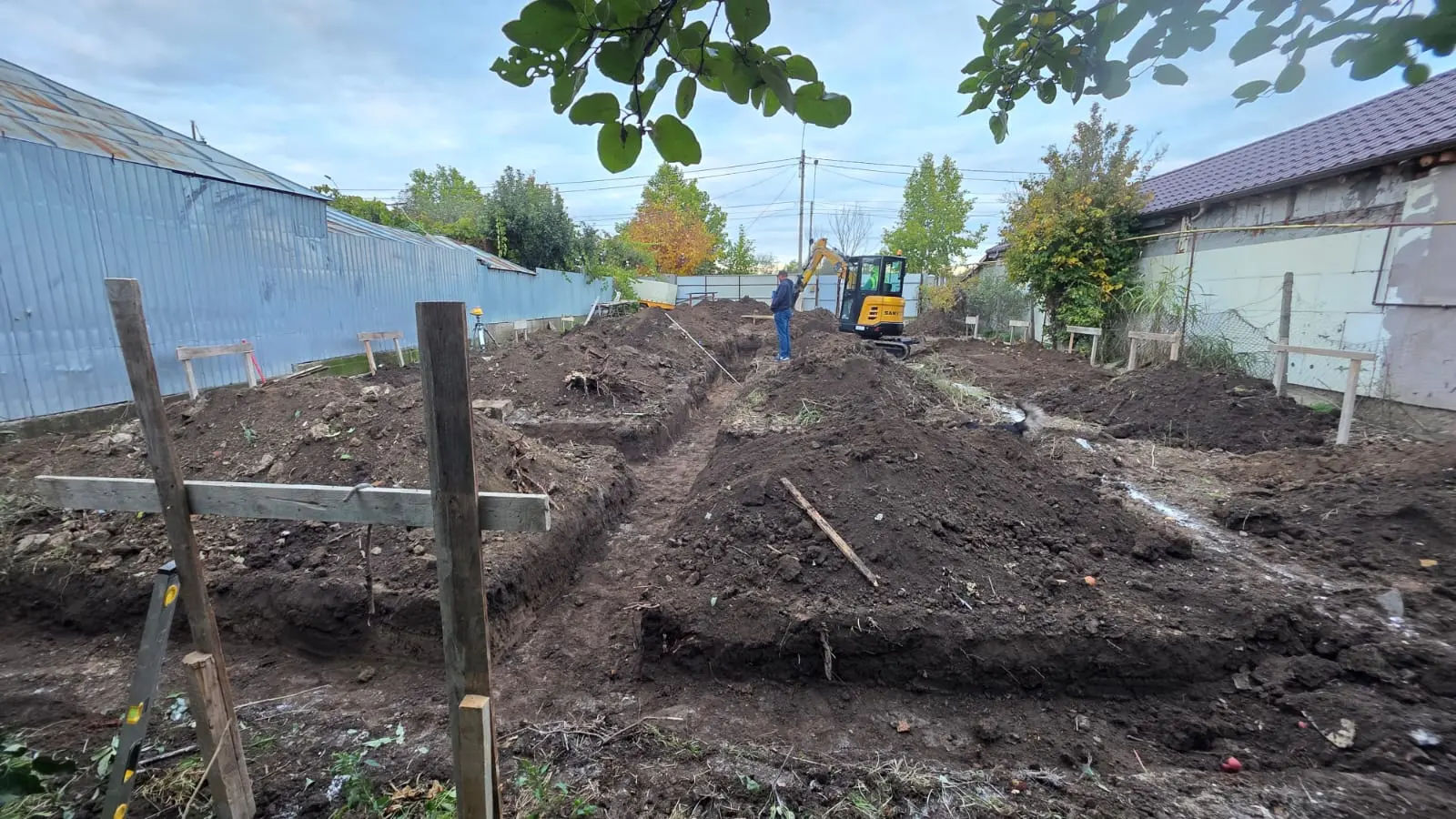 Excavare pentru fundație în jurul unei construcții, cu cota săpăturii adusă la nivelul proiectului.