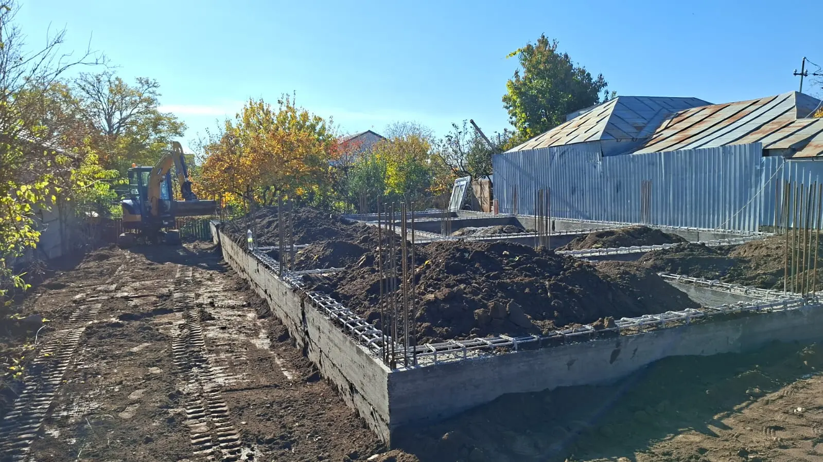 Detaliu de fundație săpată, cu fundul tranșeei curat și pregătit pentru cofraj.